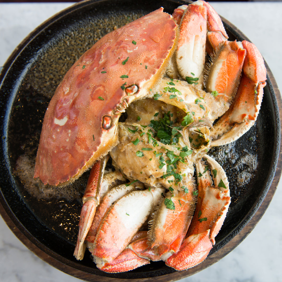 What Goes with Crab Legs: Elevating Seafood Feasts with Perfect Pairings