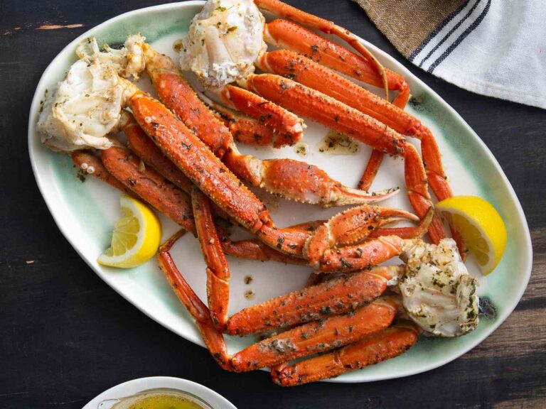 What Goes with Crab Legs: Elevating Seafood Feasts with Perfect Pairings